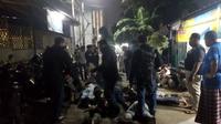 Belasan remaja yang diduga hendak tawuran ditangkap polisi di Tangerang, Minggu (19/6/2022). (Liputan6.com/Pramita Tristiawati)