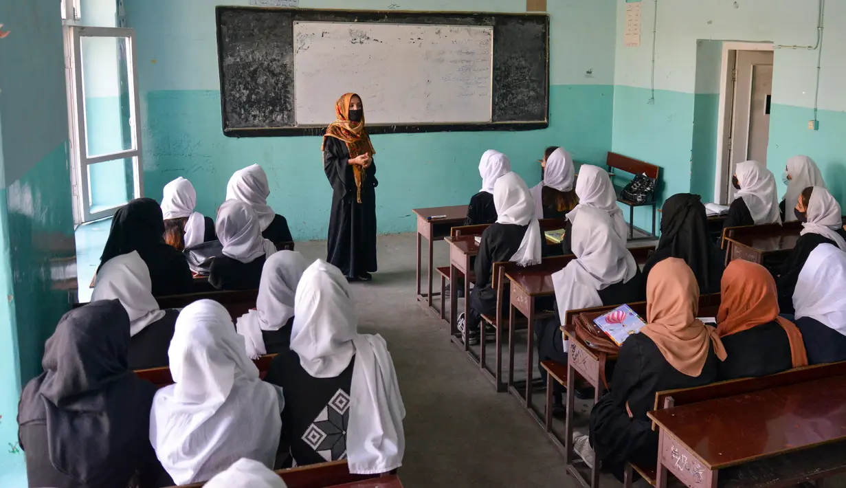 Anak perempuan mengikuti kegiatan pembelajaran di Kabul, Rabu (23/3/2022). Pembukaan kembali sekolah menengah untuk anak perempuan di seluruh Afghanistan memicu kegembiraan dan ketakutan di antara puluhan ribu siswa yang kehilangan pendidikan sejak Taliban kembali berkuasa. (Ahmad SAHEL ARMAN/AFP)