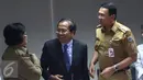 Ki-ka: Siti Nurbaya, Rizal Ramli dan Ahok jelang konferensi pers hasil rapat Reklamasi Teluk Jakarta, Senin (18/4). Pemerintah Pusat dan Pemprov DKI Jakarta sepakat untuk menghentikan sementara proyek Reklamasi Teluk Jakarta. (Liputan6.com/Angga Yuniar)