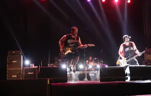 Trisno PAS Band Tinggalkan Kenangan, Sandy Ungkap Tradisi Tos Saat Manggung