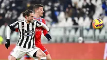 Pemain Juventus Adrien Rabiot (kiri) berebut bola dengan pemain Napoli Diego Demme pada pertandingan sepak bola Serie A Liga Italia di Allianz Stadium, Turin, Italia, 6 Januari 2022. Pertandingan berakhir 1-1. (Fabio Ferrari/LaPresse via AP)
