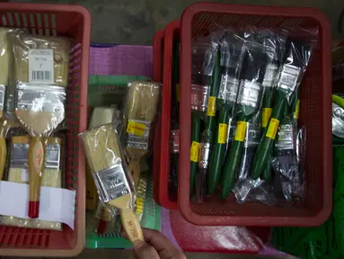 Pihak berwenang Malaysia menyita kuas yang diduga terbuat dari bulu babi dan dijual tanpa label di toko hardware luar Kuala Lumpur, Rabu (8/2). Penyitaan lebih dari 2.000 kuas cat itu menyusul keluhan dari sejumlah konsumen Muslim. (AP Photo/Daniel Chan)