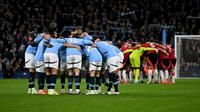 Pemain Manchester City dan Manchester United berkumpul sebelum pertandingan Liga Primer Inggris antara Manchester City dan Manchester United di Stadion Etihad di Manchester, Inggris barat laut, pada 15 Desember 2024. (Paul ELLIS/AFP)