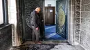 Pemukim ilegal Israel mencoret dan membakar sebuah masjid di Tepi Barat yang diduduki. Tampak dalam foto, seorang pria memeriksa pintu masuk Masjid Abu Bakr al-Siddiq di desa Tell, sebelah barat Nablus, Tepi Barat yang diduduki, pada 23 Februari 2026. (JAAFAR ASHTIYEH/AFP)