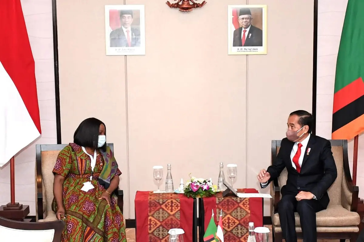 Presiden Jokowi bertemu Wapres Zambia, WK Mutele usai menghadiri pembukaan GPDRR 2022 di Bali, Rabu (25/2/2022). Keduanya membahas kerja sama di bidang ekonomi. (Foto: Biro Pers Sekretariat Presiden)