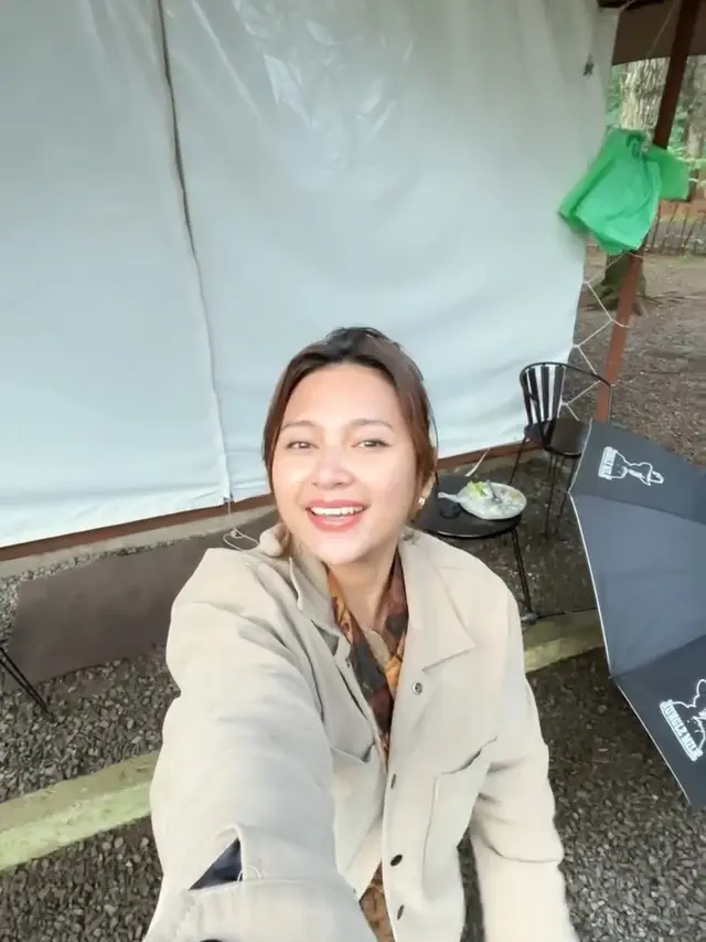 Potret Indah Permatasari dan Arie Kriting Healing di Hutan. (instagram/indahpermatas)