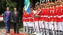 Sejumlah pasukan menyambut kedatangan Presiden Republik Afrika Selatan Jacob Zuma yang didampingi Presiden Jokowi di Istana Merdeka Jakarta, Rabu (8/3). (Liputan6.com/Angga Yuniar)