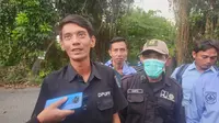 Petugas Bidang Sumber Daya Air (SDA) Dinas Pekerjaan Umum dan Penataan Ruang (PUPR) Kota Depok, Randy, bersama temannya menemukan bagian tubuh korban mutilasi di Kali Grogol. (Foto: Liputan6.com/Dicky Agung Prihanto).