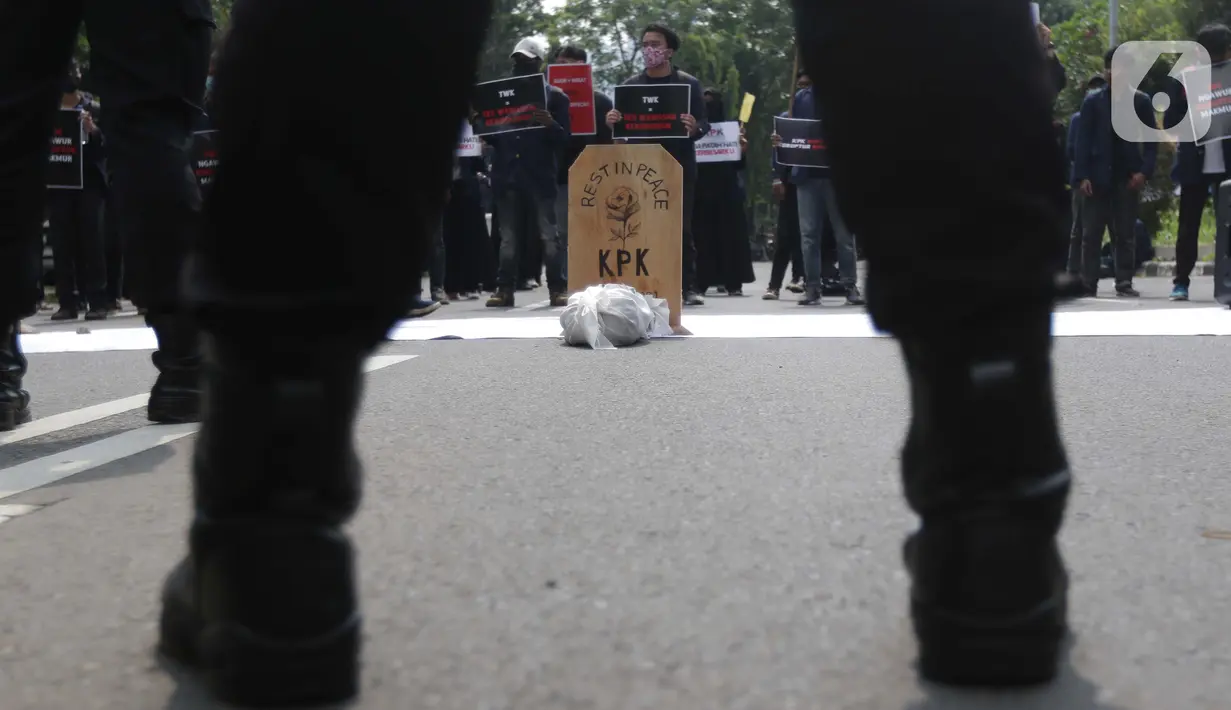 Mahasiswa yang tergabung dalam BEM Institut Pertanian Bogor melakukan aksi unjuk rasa di jalan Kuningan Persada sekitar Gedung Merah Putih KPK, Jakarta, Rabu (2/6/2021). Mereka menolak Tes Wawasan Kebangsaan dan pelantikan pegawai KPK menjadi Aparatur Sipil Negara. (Liputan6.com/Helmi Fithriansyah)
