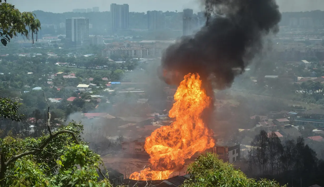Departemen Pemadam Kebakaran Selangor mengatakan kebakaran merambat ke rumah-rumah di sekitar lokasi. (Arif Kartono/AFP)