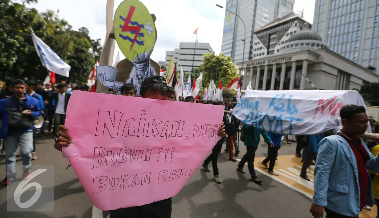 Peserta aksi membawa poster saat menggelar aksi unjuk rasa di depan Istana Negara, Kamis (12/1). Mereka juga menolak kenaikan tarif listrik dan mendesak dikembalikannya subsidi untuk tarif listrik golongan 900 VA. (Liputan6.com/Faizal Fanani)