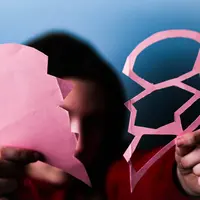 Ilustrasi putus cinta, sakit hati. (Foto oleh ATC Comm Photo: https://www.pexels.com/id-id/foto/orang-yang-memegang-kertas-putih-dengan-gambar-berbentuk-hati-3732384/)