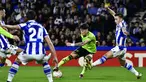 Penyerang Manchester United atau MU Alejandro Garnacho berebut bola bek Real Sociedad Andoni Gorosabel pada laga keenam Grup E Liga Europa 2022/2023 di Anoeta Stadium, Jumat (4/11/2022) dini hari WIB. Manchester United sukses meraih kemenangan 1-0 ketika dijamu klub Spanyol Real Sociedad. (AP Photo/Alvaro Barrientos)