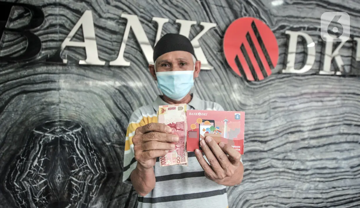 Warga menunjukkan dana bantuan sosial tunai (BST) yang baru dicairkan di ATM Bank DKI kawasan Matraman, Jakarta, Rabu (21/7/2021). BST disalurkan melalui rekening Bank DKI sebesar Rp 600 ribu per KK yang merupakan rapelan tahap 5 dan 6 atau bulan Mei dan Juni. (merdeka.com/Iqbal S. Nugroho)