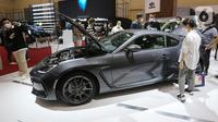 Pengunjung melihat kendaraan The all-new Subaru BRZ  pada gelaran GIIAS 2022 di ICE BSD City, Tangerang, Kamis (11/08/2022). (Liputan6.com/Fery Pradolo)