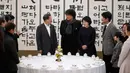 Presiden Korsel, Moon Jae-in dan Ibu Negara Kim Jung-sook bertemu sutradara Bong Joon Ho dan pemain film Parasite di Blue House, Seoul, Kamis (20/2/2020). Presiden Moon mengundang Sutradara Bong Joon Ho dan seluruh tim untuk merayakan kemenangan Parasite di Oscar 2020. (Kim Hong-Ji/Pool via AP)