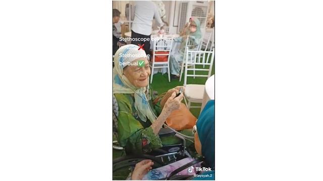 Punya Masalah Pendengaran, Dua Nenek Kakak Beradik Ini Ngobrol Pakai Stetoskop