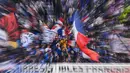Foto yang diambil dengan efek zoom ini menunjukkan sorak-sorai penggemar Prancis sebelum pertandingan perempat final UEFA Euro 2024 antara Portugal dan Prancis di Volksparkstadion, Hamburg, pada Jumat 5 Juli 2024 atau Sabtu 6 Juli 2024 dini hari WIB. (JAVIER SORIANO/AFP)
