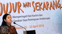 Menko PMK, Puan Maharani memberi sambutan pembuka pada seminar Kekuatan Perempuan Inspirasi Perubahan di Jakarta, Sabtu (23/4/2016). Diskusi ini bagian peringatan 2 tahun gerakan Saya Perempuan Anti Korupsi. (Liputan6.com/Helmi Fithriansyah)