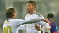 Gelandang Real Madrid, Federico Valverde, merayakan gol yang dicetaknya ke gawang Eibar pada laga La Liga Spanyol di Stadion Ipurua, Eibar, Sabtu (9/11). Eibar kalah 0-4 dari Madrid. (AFP/Ander Gillenea)
