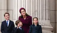 Putri Charlotte, Pangeran George, dan Pangeran Louis menghadiri acara kerajaan VE Day bersama Kate Middleton di balkon Istana Buckingham. (dok. Adrian DENNIS / AFP)