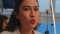 Dian Sastowardoyo perlihatkan takjil buka puasanya. (dok. Instagram @therealdisastr/https://www.instagram.com/reel/DHGP3jETyw-/)