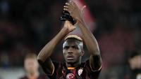 Victor Osimhen memberikan tepuk tangan kepada pendukung Galatasaray saat pertandingan Liga Europa melawan AZ Alkmaar pada 28 November 2024.