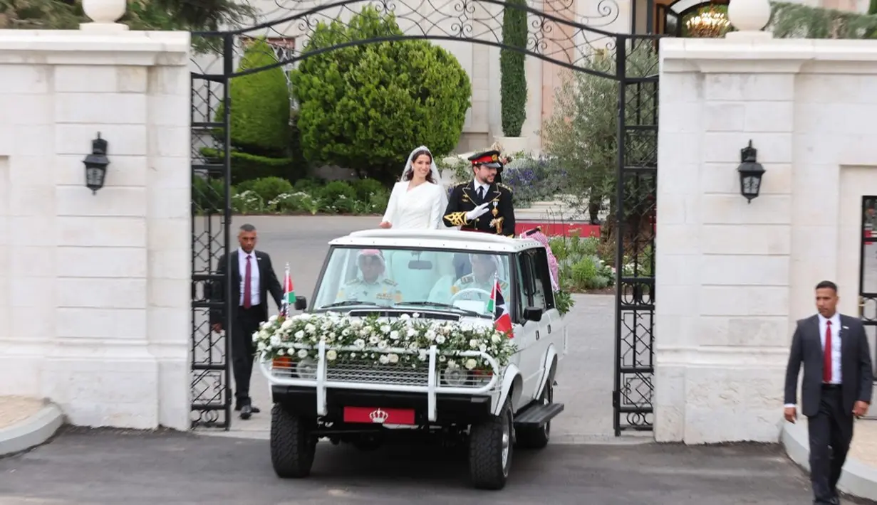 <p>Red Procession yang ikonik menampilkan armada 20 mobil convertible Land Rover yang memukau. Sebanyak 14 dari kendaraan ini memimpin prosesi, sedangkan enam sisanya adalah cadangan. Tradisi ini terkait dengan sejarah berdirinya Yordania setelah kemerdekaannya pada 25 Mei 1946 dan menjadi yang paling terhormat di Monarki Hashemite, menemani raja-raja selama acara seremonial penting dan resepsi diplomatik. (KHALIL MAZRAAWI/AFP)</p>