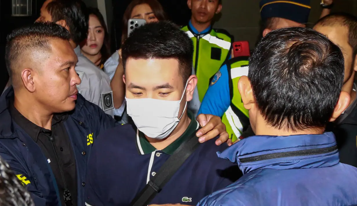 Tersangka berpindah-pindah negara sekitar 1,5 tahun hingga akhirnya diringkus di Bangkok, Thailand pada Senin 20 November 2023. "Emang bukan orang sembarangan tersangka CSB ini, selalu mangkir panggilan BAP, bisa lolos terus, bisa kabur selama 18 bulan sampai ditetapkan tersangka, sampai jadi DPO interpol dan akhirnya di jemput oleh interpol Hubinter Polri Indonesia di luar negeri." tulis Jessica Iskandar. [KapanLagi.com/Muhammad Akrom Sukarya]