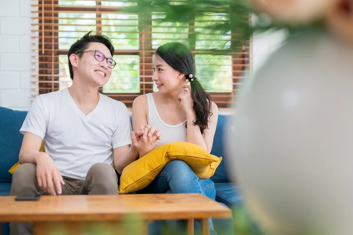 perempuan dan pasangan 11 juli genggam