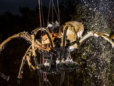 Robot mekanik laba-laba raksasa Ariane bergerak dari atap Hotel-Dieu saat melakukan pertunjukan di Toulouse, Prancis pada 1 November 2018. Pertunjukkan "Le Gardien du Temple" itu dilakukan oleh perusahaan teater, La Machine. (ERIC CABANIS / AFP)