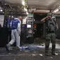 Polisi memeriksa lokasi penembakan di Tel Aviv, Israel, 7 April 2022. Penembakan terjadi di daerah ramai dengan beberapa bar dan restoran. (AP Photo/Ariel Schalit)