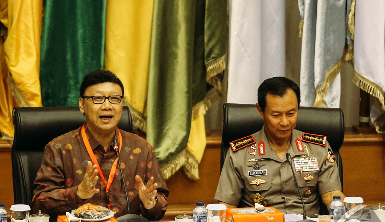 Mendagri Tjahja Kumolo dan Kapolri Jenderal (Pol) Sutarman saat Rakornas Kabinet Kerja, Jakarta, Selasa (4/11/2014). (Liputan6.com/Faizal Fanani)