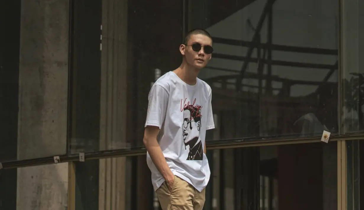 Saat sedang off-duty dan tidak tampil di runway, Adam juga selalu terlihat keren. Gayanya simple namun selalu memiliki fashion statement. (Foto: Instagram @adamrxsydi)