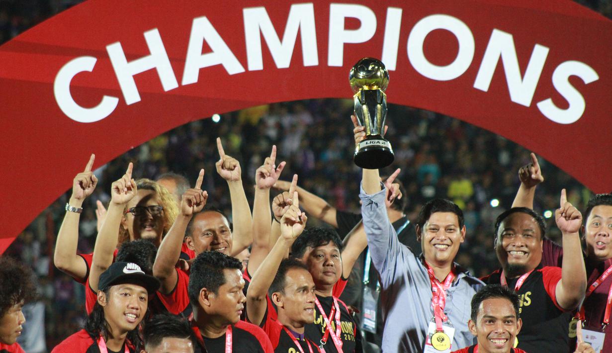Para pemain Persik Kediri merayakan gelar juara Liga 2 2019 setelah mengalahkan Persita Tangerang pada laga final di Stadion Kapten I Wayan Dipta, Bali, Senin (25/11), Persik menang 3-2 atas Persita. (Bola.com/Gatot Susetyo)