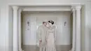 Pasutri baru ini tampilkan pesona mahal dengan busana pengantin serba emas yang klasik [@leonardiwedding]