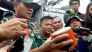 Panglima Komando Armada (Koarmada) I, Laksamana Muda TNI Yudo Margono menunjukkan CVR Lion Air JT 610 di atas kapal Angkatan Laut Indonesia KRI Spica di perairan Tanjung Karawang, Indonesia (14/1). (AP Photo/Achmad Ibrahim)