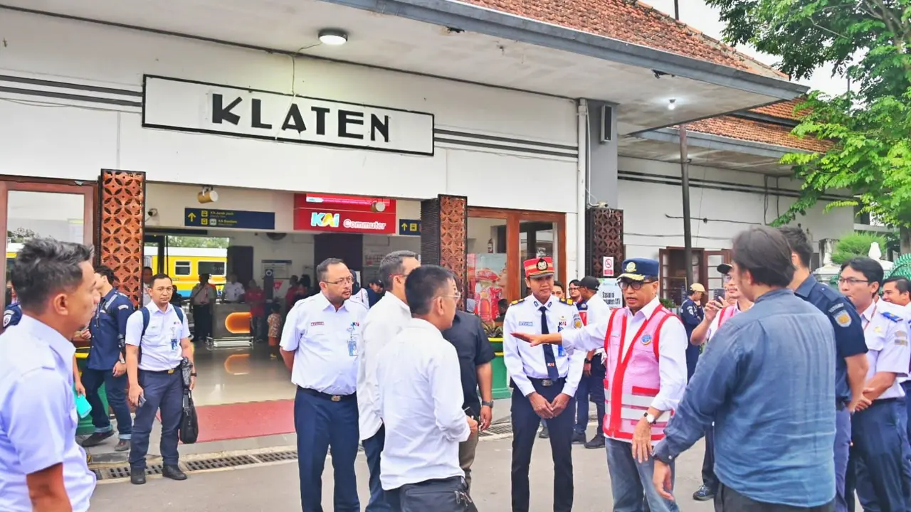 Menteri Perhubungan Budi Karya Sumadi ingin mempercantik dua stasiun kereta api di Klaten, Jawa Tengah dan Yogyakarta
