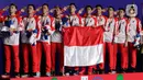 Pemain dan pelatih tim beregu putra Indonesia merayakan gelar juara cabang bulutangkis SEA Games 2019 di Multinlupa Sport Center, Manila, Rabu (4/12/2019). Indonesia mengunci medali emas usai mengalahkan Malaysia 3-1. (Bola.com/M Iqbal Ichsan)