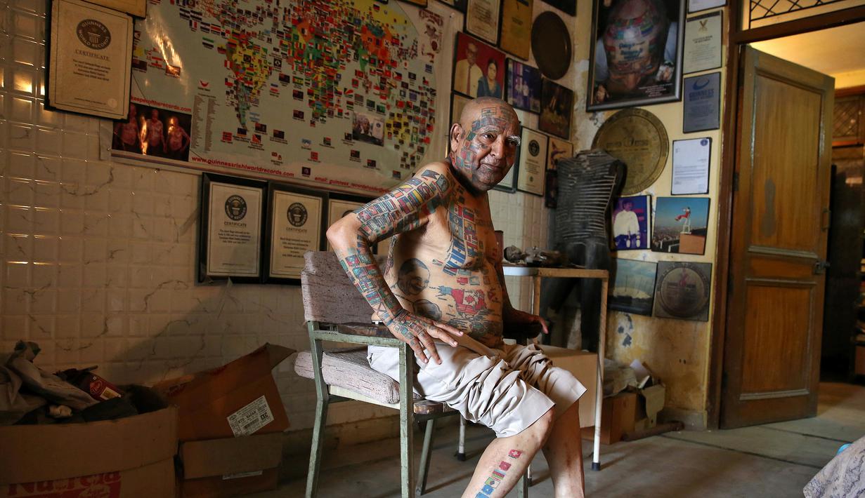 Guinness Rishi duduk santai sambil memperlihatkan tato bendera negara di tubuhnya di New Delhi, India (20/5). Guinness Rishi merupakan pemegang rekor dunia yang paling banyak menato bendera negara dari seluruh dunia. (REUTERS/Cathal McNaughton)