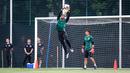 <p>Kiper Timnas Jepang, Zion Suzuki menangkap bola saat melakukan sesi latihan menjelang laga lanjutan putaran ketiga Kualifikasi Piala Dunia 2026 melawan Timnas Indonesia yang berlangsung di Lapangan A, Kompleks Stadion Utama Gelora Bung Karno (SUGBK), Senayan, Jakarta, Rabu (13/11/2024). (Bola.com/Bagaskara Lazuardi)</p>