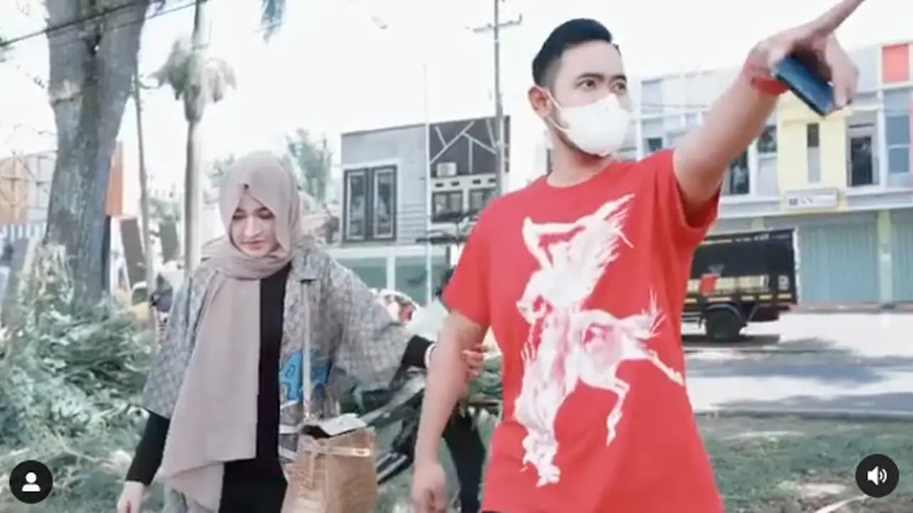 Gilang Widya Pramana saat melihat hewan kurbannya