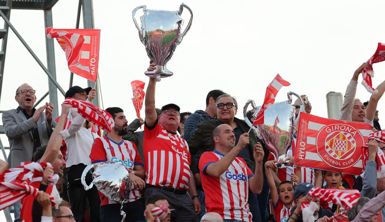 Para suporter Girona merayakan keberhasilan timnya lolos ke Liga Champions untuk kali pertama dalam sejarah meraka. (AFP/Lluis Gene)
