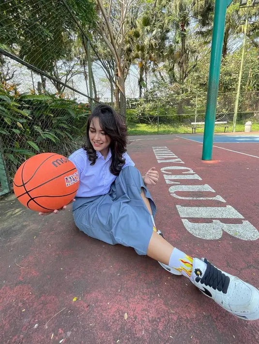 Gaya penampilan Happy Asmara kian mencuri perhatian publik saat ia bergaya dengan memegang bola basket. Happy tersenyum memandang bola basket seolah-olah ingin sekali memainkan bola tersebut. Gaya penampilan Happy yang kece ini banjir pujian. (Liputan6.com/IG/@happy_asmara77)