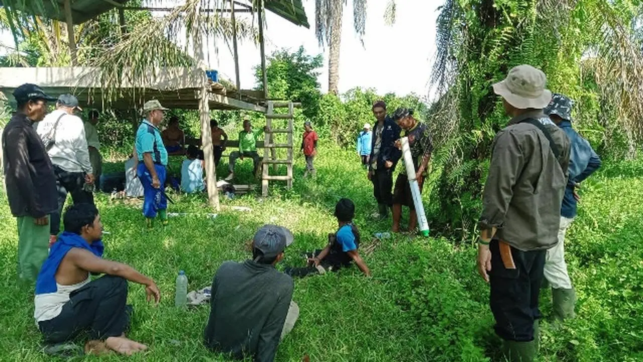 Petugas TNTN dan BBKSDA Riau di kebun warga yang dimasuki oleh gajah liar.