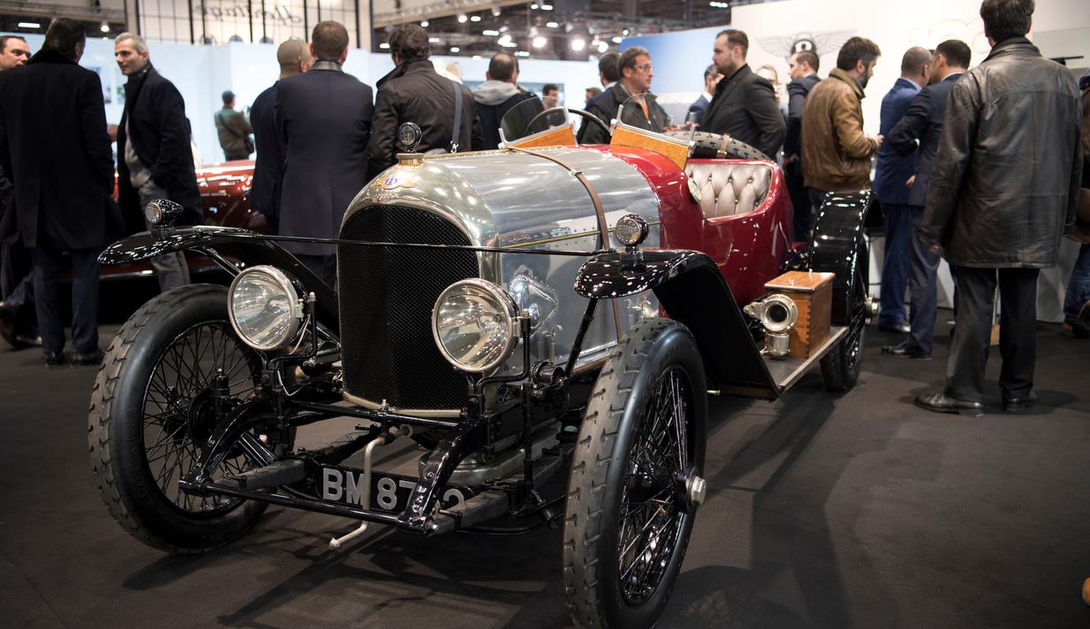 Pengunjung melihat Bentley XP2 1920, yang dipamerkan selama pameran mobil Retromobile di Paris, Prancis (5/2). Pameran ini diselenggarakan dari tanggal 6 sampai 10 Februari 2019. (AFP Photo/Eric Feferberg)