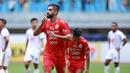 Persija Jakarta berhasil mengalahkan tamunya PSM Makassar 4-2 dalam laga pekan ke-20 BRI Liga 1 2022/2023 yang berlangsung di Stadion Patriot Candrabhaga, Bekasi, Rabu (25/1/2023) sore WIB. Aji Kusuma dan Abdulla Yusuf Helal menjadi bntang kemenangan Macan Kemayoran yang masing-masing mencetak brace. Dengan kemenangan ini Persija yang unggul head to head atas PSM berhasil menggusur Pasukan Ramang dari puncak klasemen meski sama-sama mengoleksi 38 poin. (Bola.com/M Iqbal Ichsan)