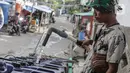 Penjual mengisi air bersih ke drigjen di kawasan Muara Angke, Jakarta, Sabtu (26/2/2022). Sejak tahun 1980-an, warga Muara Angke, Jakarta Utara, mengalami kesulitan mendapatkan air bersih. (Liputan6.com/Faizal Fanani)