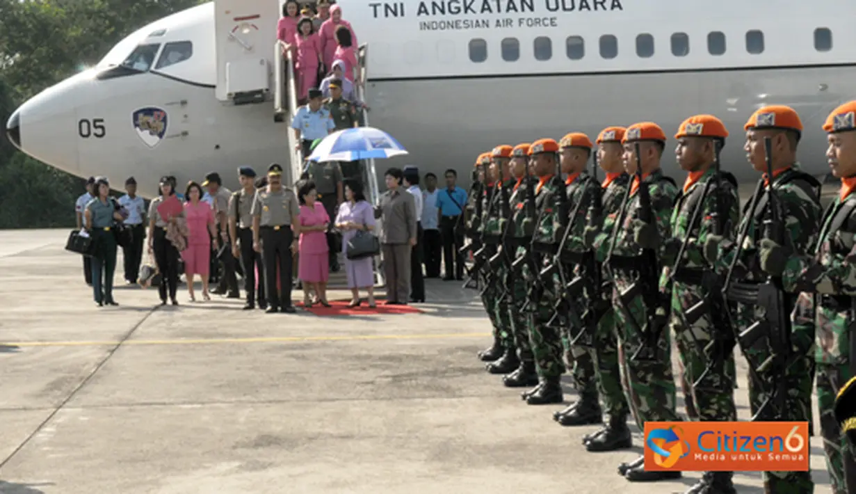 Citizen6, Pekanbaru: Rombongan Panglima  TNI dan Kapolri disambut dengan tarian adat Pekan Baru serta pengalungan bunga. (Pengirim: Badarudin Bakri)