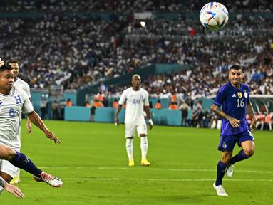 Lionel Messi tampil impresif saat Argentan mengalahkan Honduras 3-0 dalam laga international friendly di Amerika Serikat, Sabtu, 24 September 2022. Ketiga gol Argentina tersebut tercipta berkat andil sang kapten Lionel Messi. Pemain PSG tersebut juga mencetak dua gol. (AFP/Chandan Khanna)